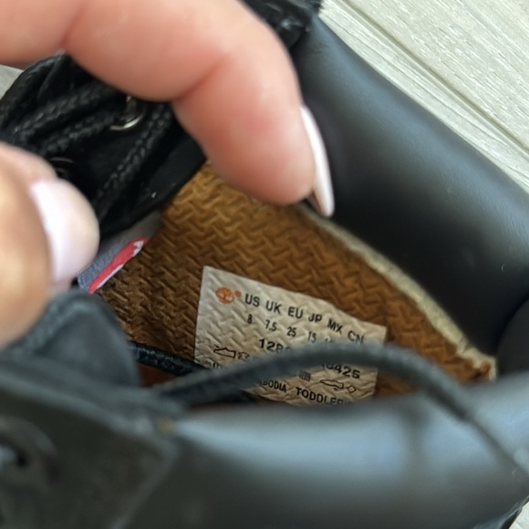 SOLD——-TODDLER BLACK TIMBERLAND BOOTS - Picture 5 of 5